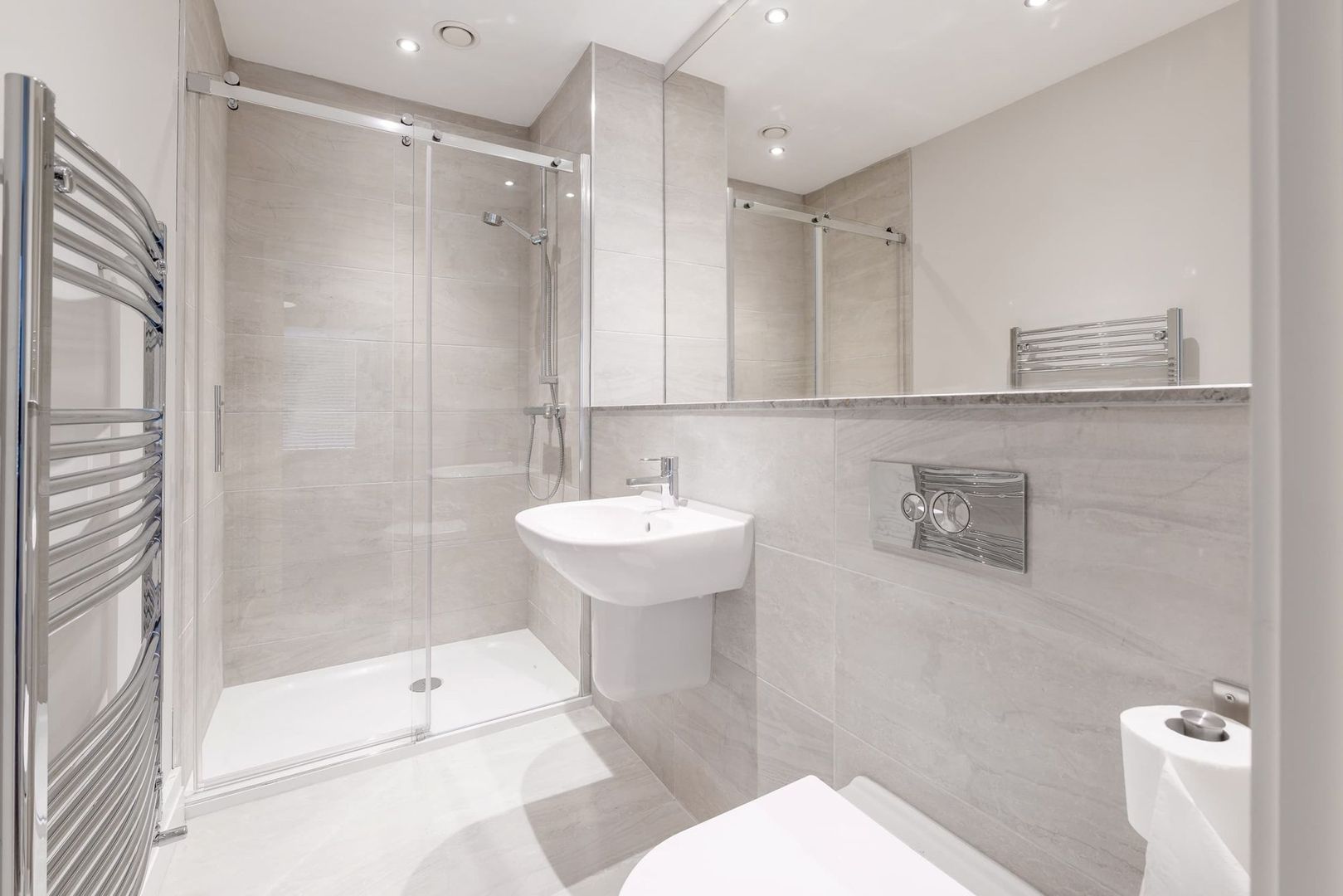 Helles modernes Badezimmer
