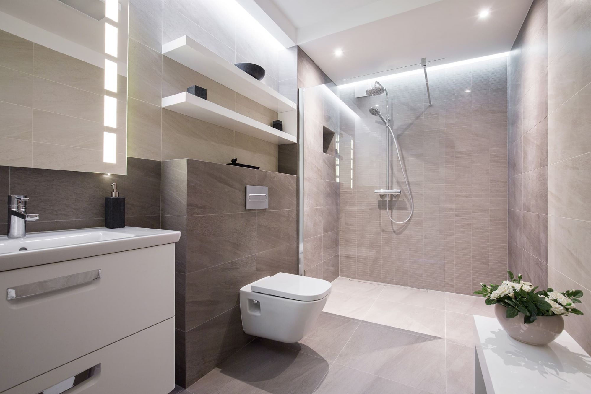 Modernes Badezimmer in weiß