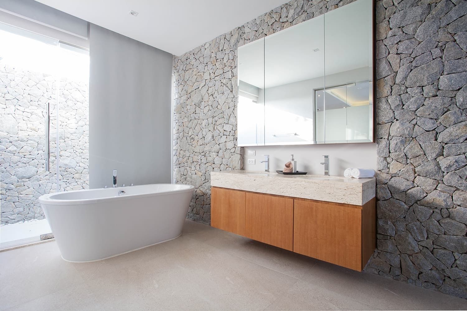 Modernes Badezimmer mit einer Steinwand